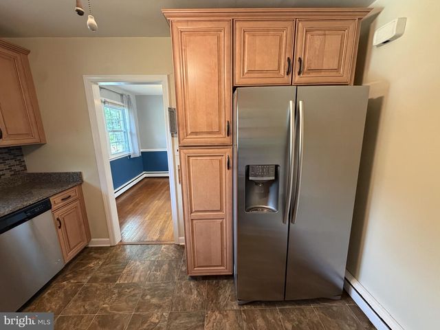 1111 MCKENNANS CHURCH RD, Wilmington, DE 19808