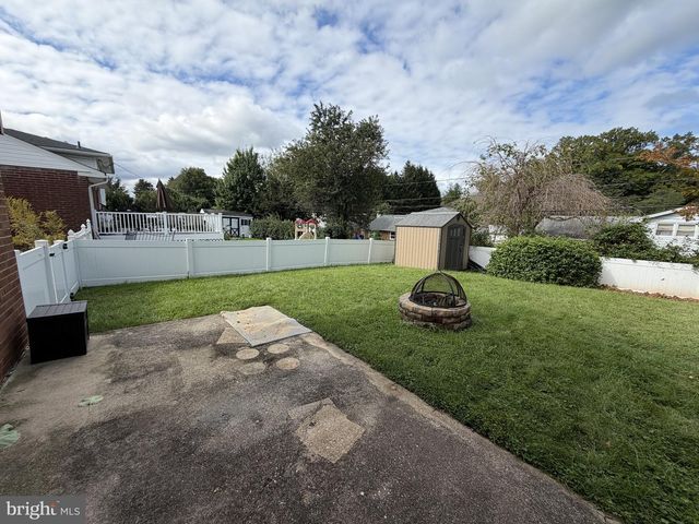 1111 MCKENNANS CHURCH RD, Wilmington, DE 19808