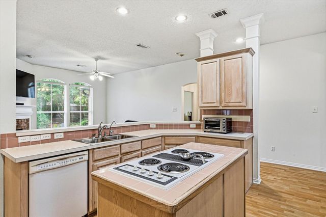 2900 Woodhaven Drive, Grapevine, TX 76051