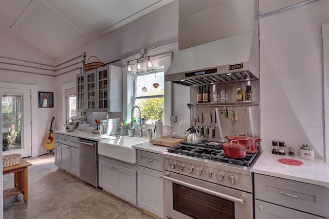 59 Wagon Rd, Alpine, TX 79830