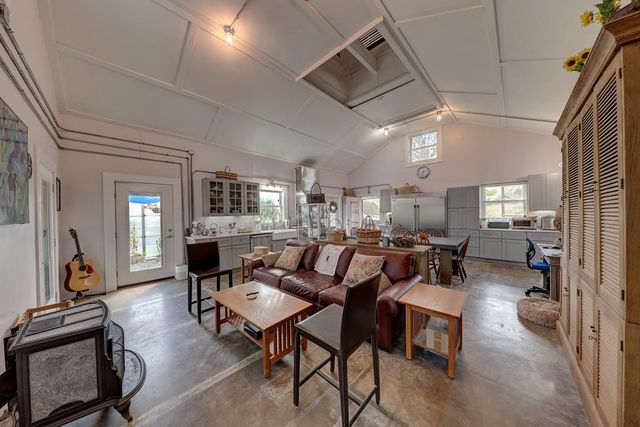 59 Wagon Rd, Alpine, TX 79830