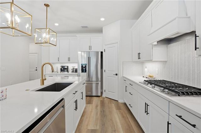 10395 Ventana LN, Naples, FL 34120