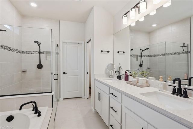 10395 Ventana LN, Naples, FL 34120