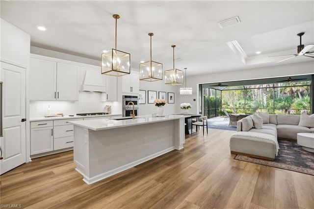 10395 Ventana LN, Naples, FL 34120