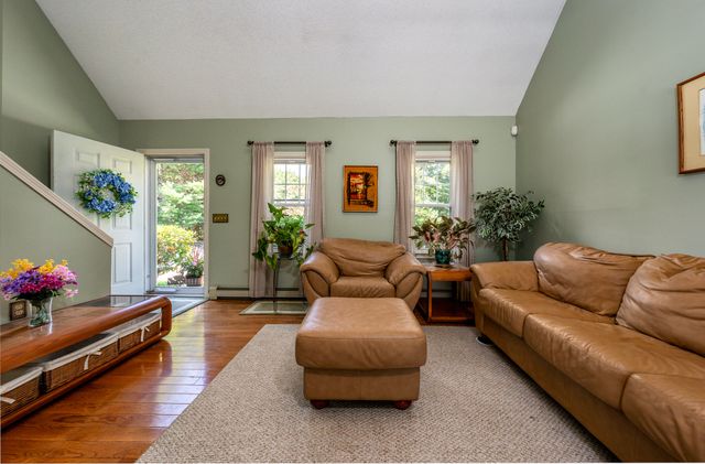 10 Oxfordshire Place, Mashpee, MA 02649