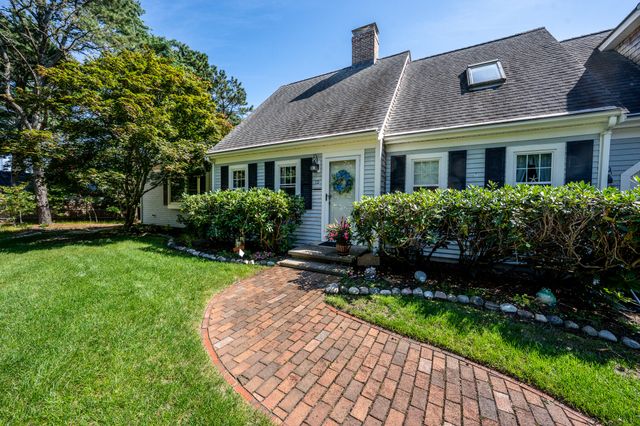 10 Oxfordshire Place, Mashpee, MA 02649