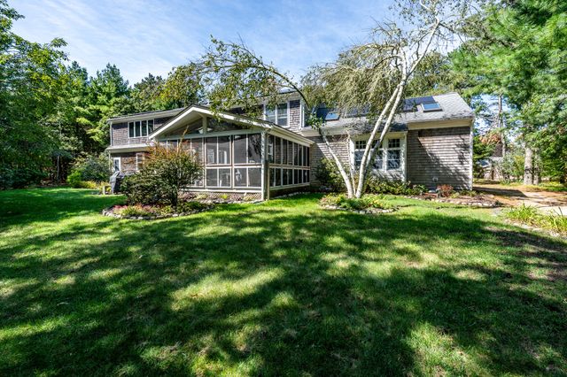 10 Oxfordshire Place, Mashpee, MA 02649