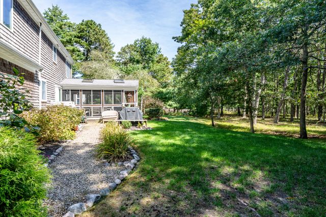 10 Oxfordshire Place, Mashpee, MA 02649