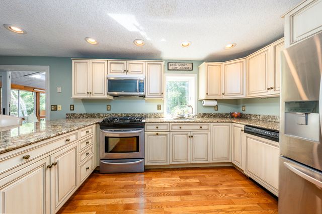 10 Oxfordshire Place, Mashpee, MA 02649