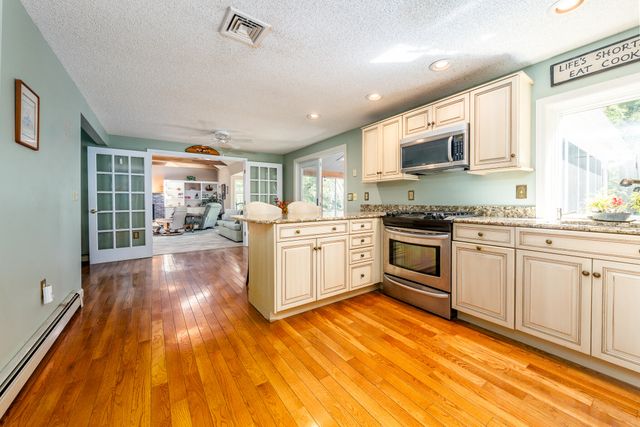10 Oxfordshire Place, Mashpee, MA 02649