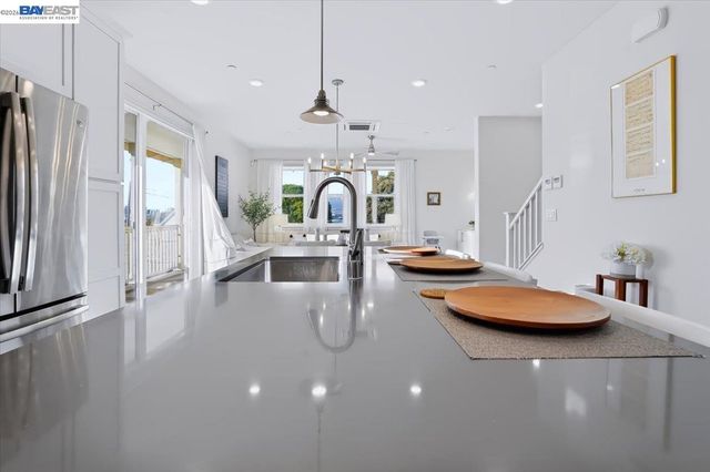 1826 Entrance Rd, Alameda, CA 94501