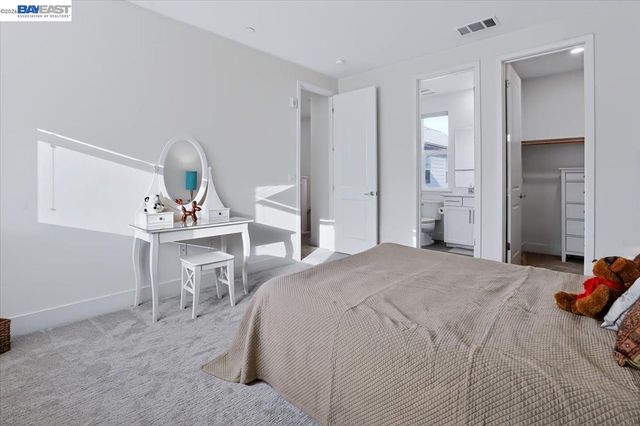 1826 Entrance Rd, Alameda, CA 94501