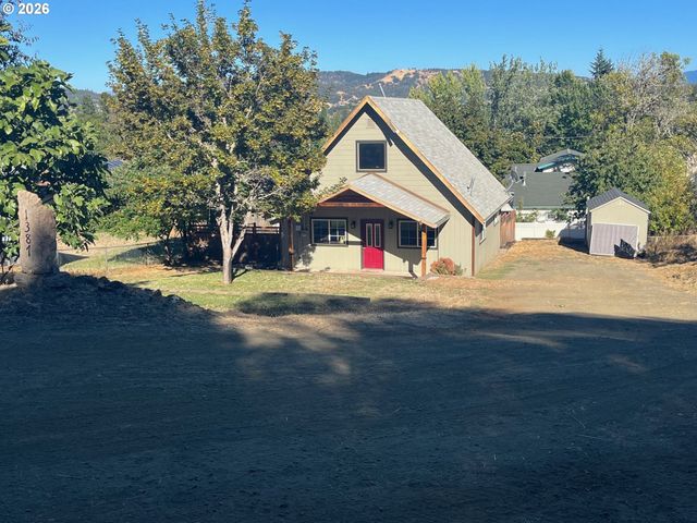 1387 Nw GROVE St, Roseburg, OR 97471