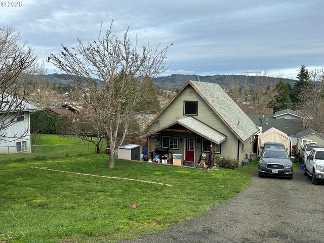 1387 Nw GROVE St, Roseburg, OR 97471