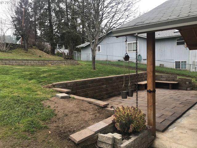 1387 Nw GROVE St, Roseburg, OR 97471