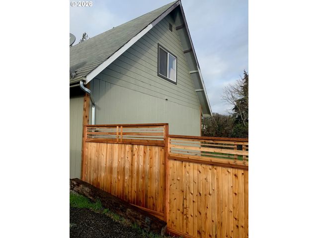 1387 Nw GROVE St, Roseburg, OR 97471