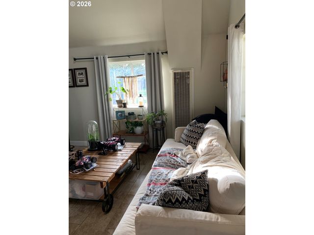 1387 Nw GROVE St, Roseburg, OR 97471