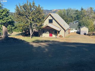 1387 Nw GROVE St, Roseburg, OR 97471