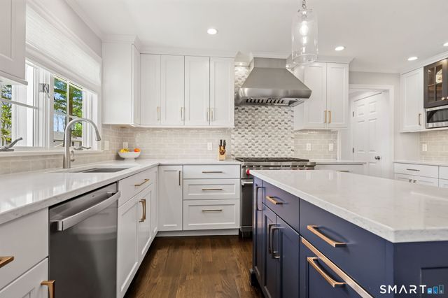 40 Shadow Lane, New Canaan, CT 06840