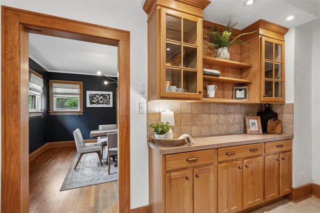 701 45th Place, Des Moines, IA 50312