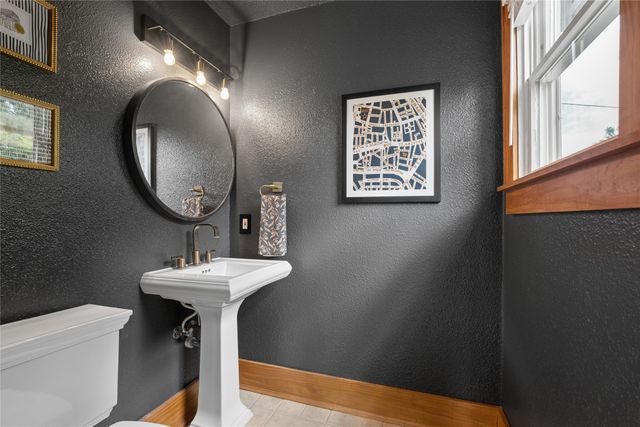 701 45th Place, Des Moines, IA 50312