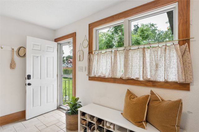 701 45th Place, Des Moines, IA 50312