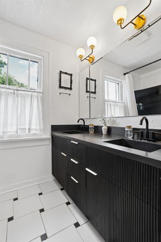 701 45th Place, Des Moines, IA 50312