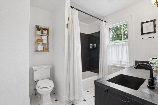 701 45th Place, Des Moines, IA 50312