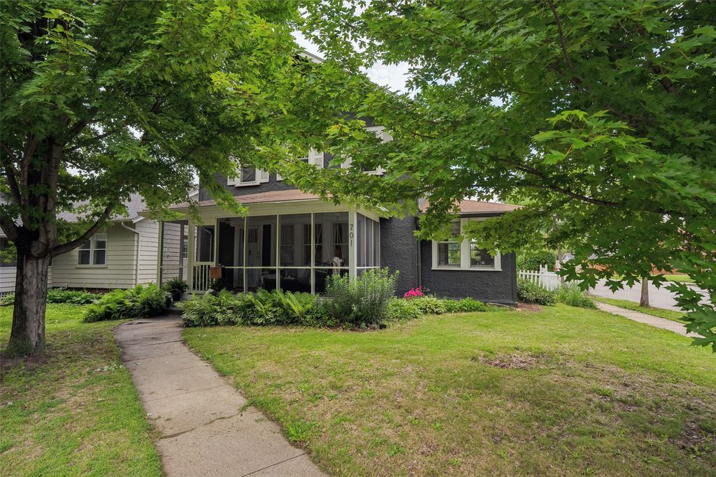 701 45th Place, Des Moines, IA 50312