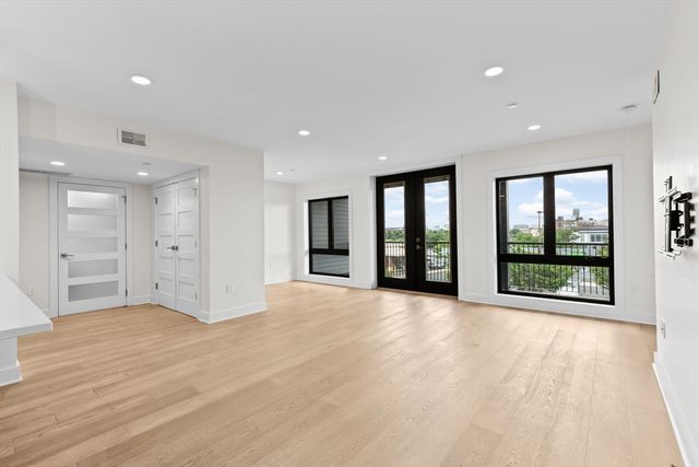 85 Willow Ct 302, Boston, MA 02125