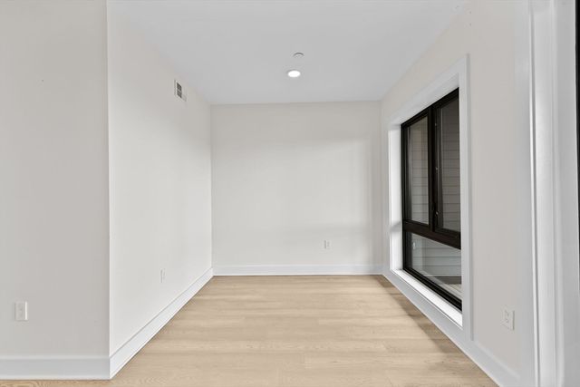85 Willow Ct 302, Boston, MA 02125