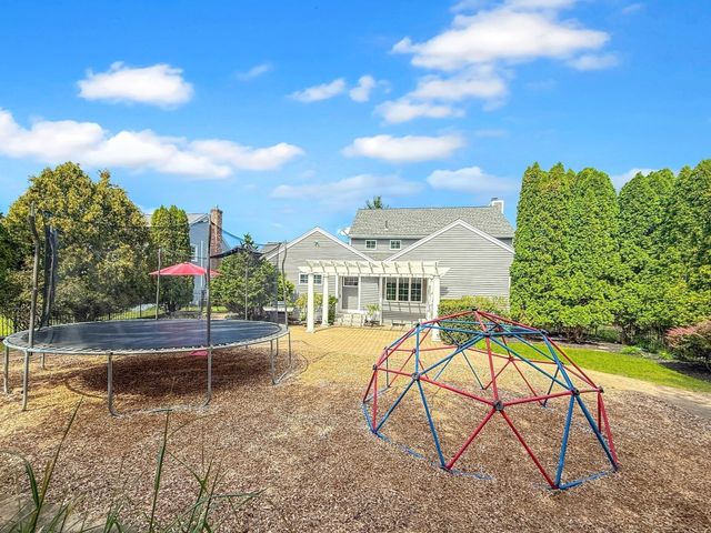 5 Swan Cir, Shrewsbury, MA 01545