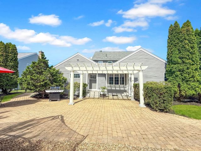 5 Swan Cir, Shrewsbury, MA 01545