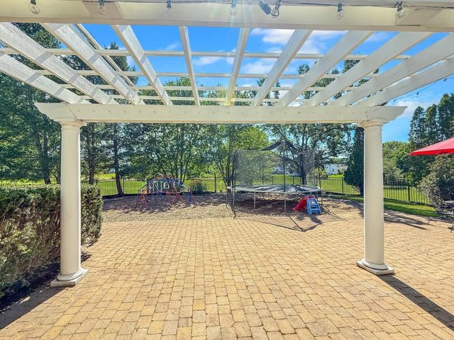 5 Swan Cir, Shrewsbury, MA 01545