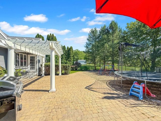 5 Swan Cir, Shrewsbury, MA 01545
