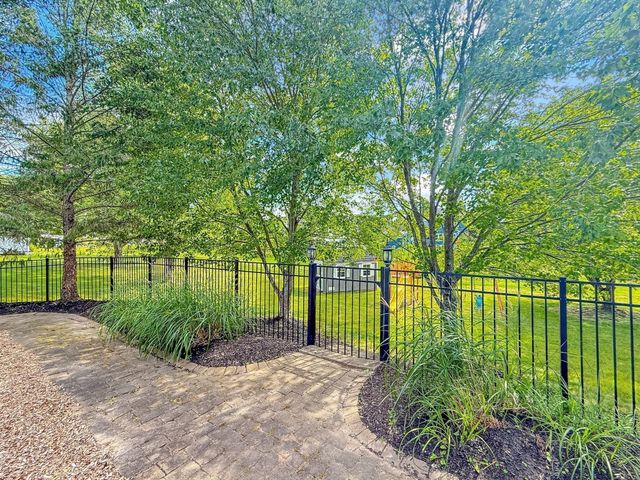 5 Swan Cir, Shrewsbury, MA 01545