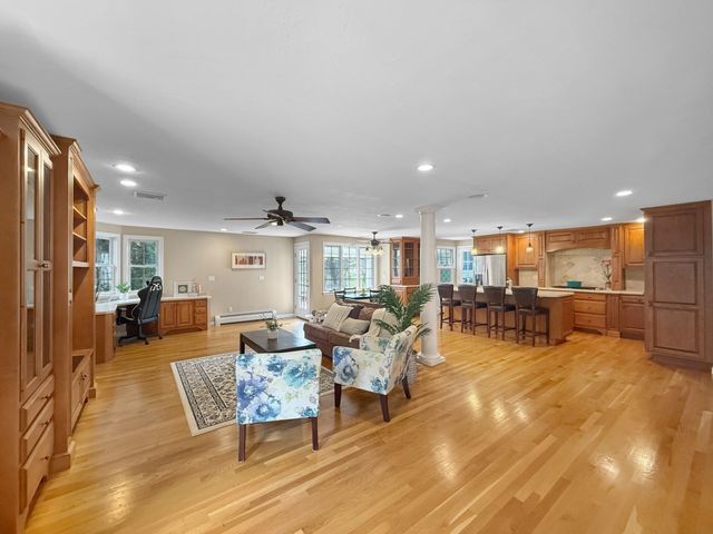 5 Swan Cir, Shrewsbury, MA 01545