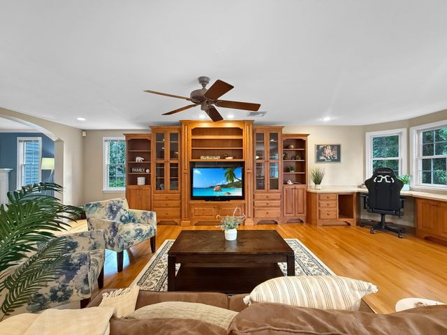 5 Swan Cir, Shrewsbury, MA 01545