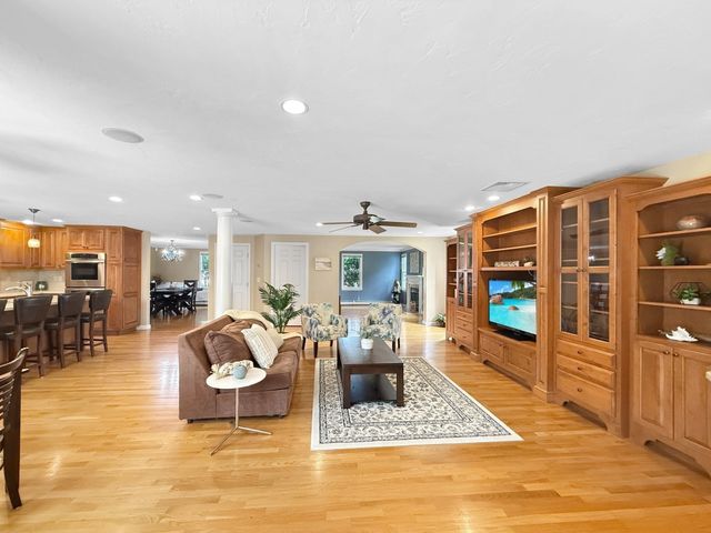 5 Swan Cir, Shrewsbury, MA 01545