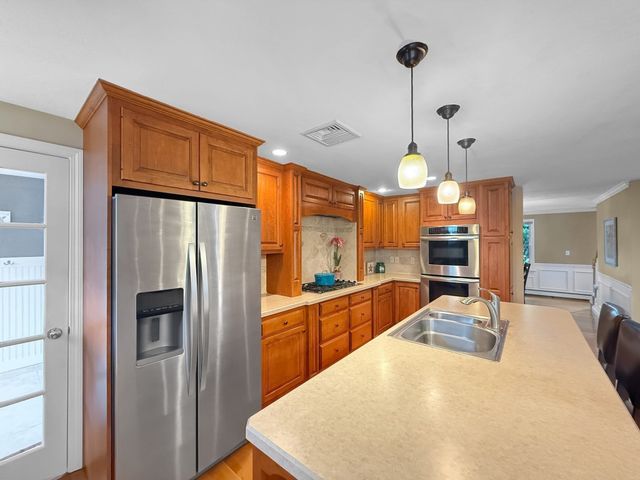 5 Swan Cir, Shrewsbury, MA 01545