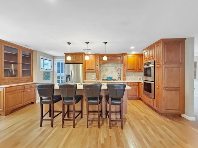 5 Swan Cir, Shrewsbury, MA 01545