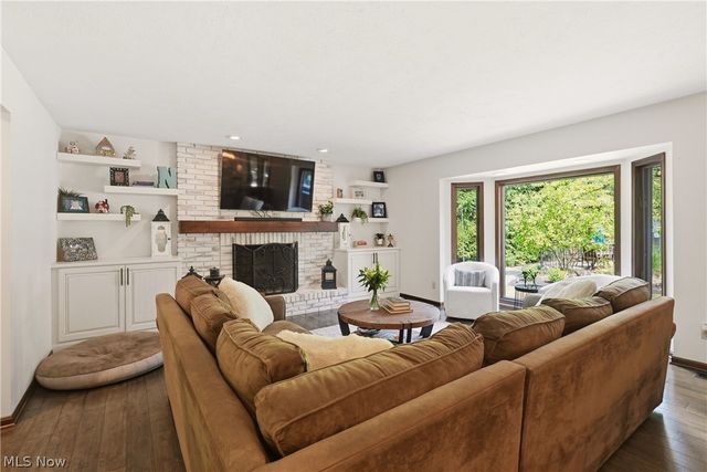 5743 Williamsburg Drive, Highland Heights, OH 44143