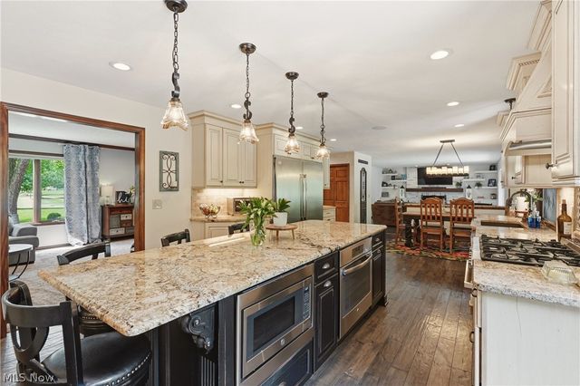 5743 Williamsburg Drive, Highland Heights, OH 44143