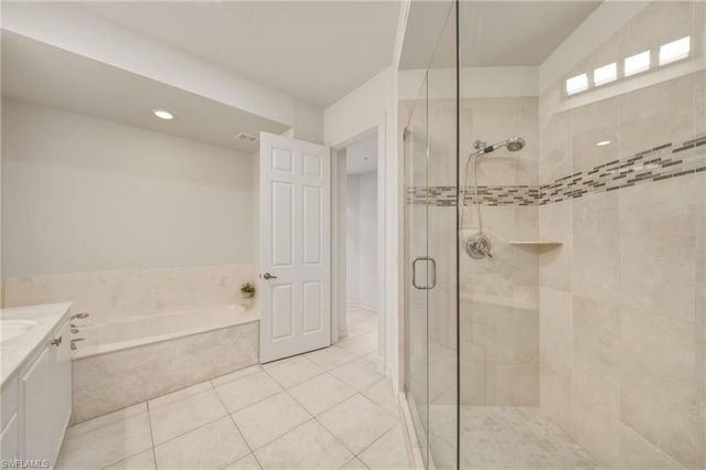 1845 Les Chateaux BLVD 303, Naples, FL 34109