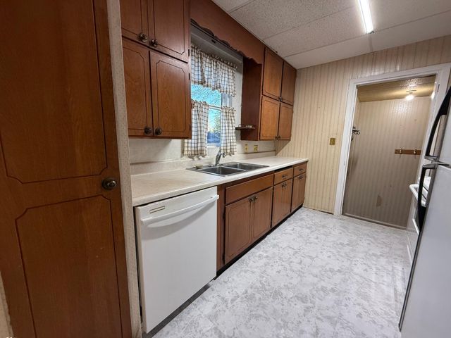 211 Kendall Avenue N, Thief River Falls, MN 56701