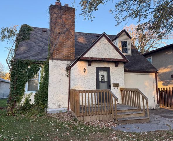 211 Kendall Avenue N, Thief River Falls, MN 56701