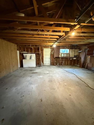 211 Kendall Avenue N, Thief River Falls, MN 56701