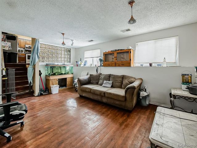 819 Woodingham Avenue, Waterford, MI 48328