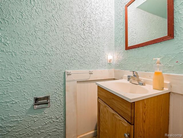 819 Woodingham Avenue, Waterford, MI 48328