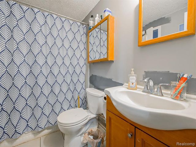 819 Woodingham Avenue, Waterford, MI 48328